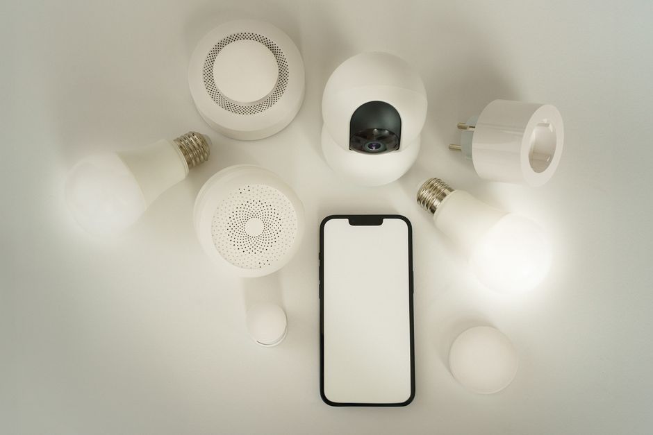 Smartphone controlling smart home devices via a compact hub