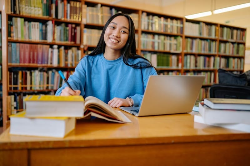 How to Use AI to Learn Anything Faster (A Beginner's Guide)